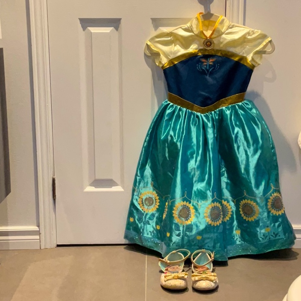 Disney - princess Anna (from Frozen) dress and shoes in very good condition.
